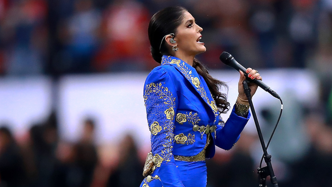Foto NFL en México Ana Bárbara se equivoca al cantar el Himno Nacional 19 noviembre 2019