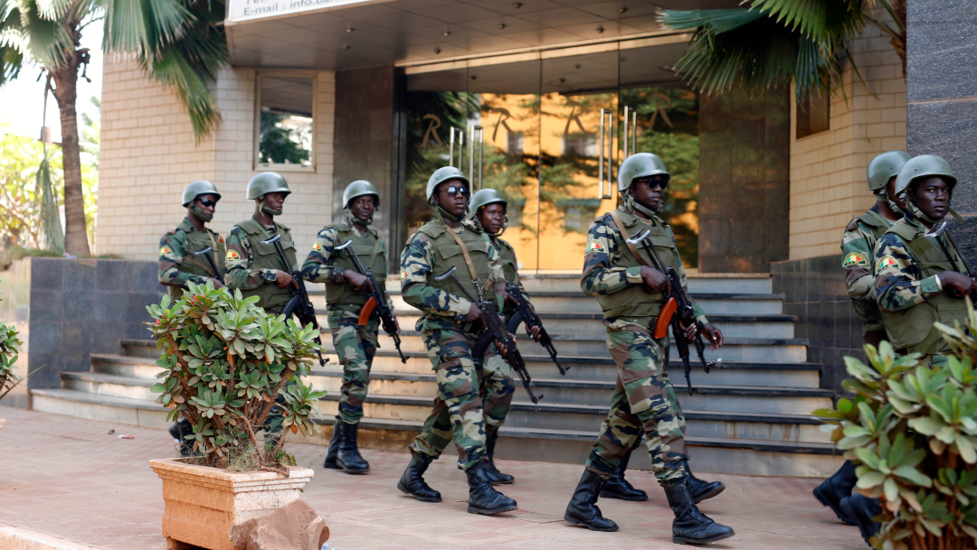 Foto: La violencia del ataque fue tal que los soldados evacuaron el cuartel, que quedó a merced de los asaltantes, 1 de noviembre de 2019 (AP, archivo)