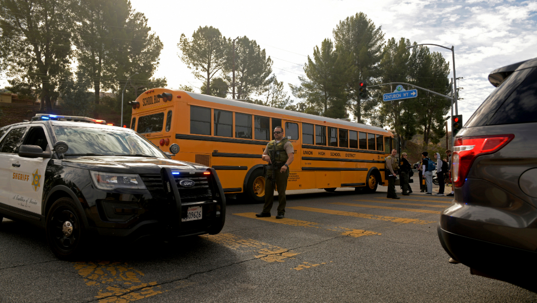 Suman dos muertos por tiroteo en escuela de California