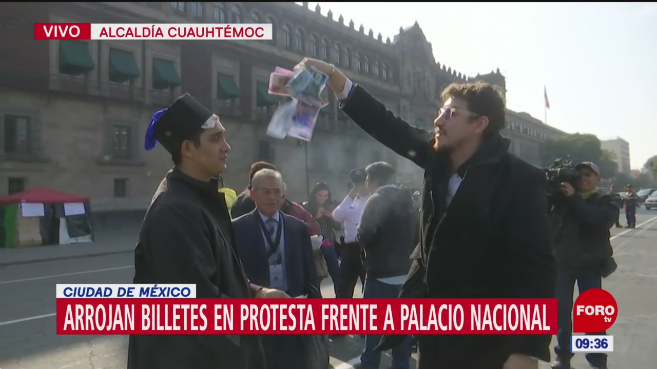 Arrojan ‘billetes’ en protesta frente a Palacio Nacional