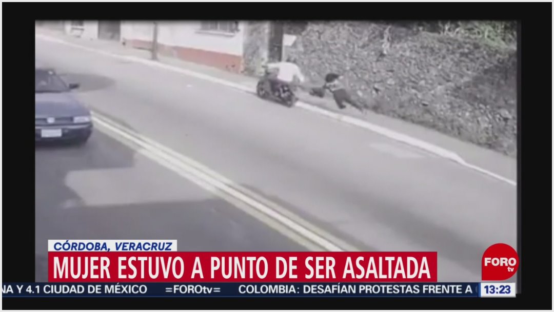 Foto: Mujer acabó en el suelo tras intento de asalto en Veracruz, 24 de noviembre de 2019 (Foro TV)
