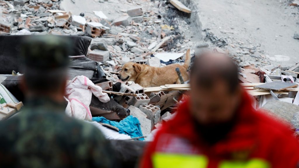 Asciende a 40 el número de muertos por el sismo en Albania