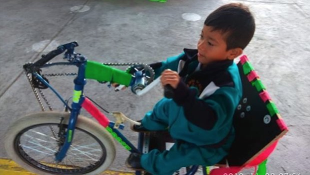 Crean bicicleta especial para que niño pueda desfilar; conmueve en redes sociales