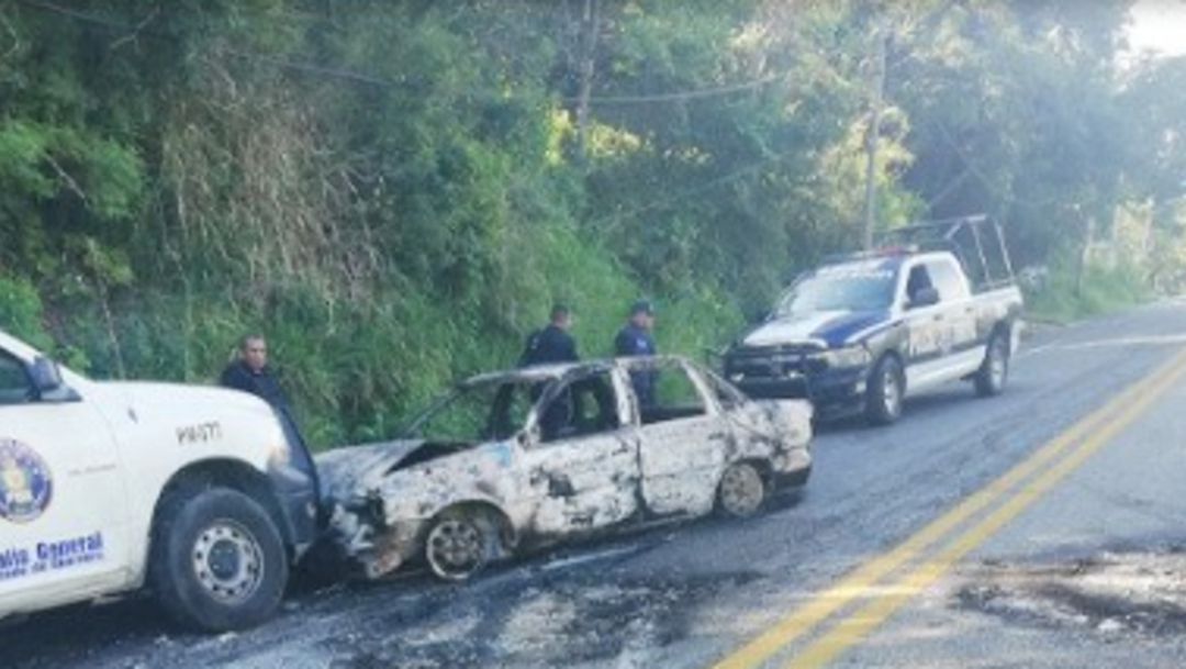 Bloquean y queman vehículos en carretera Acapulco-Chilpancingo, en Guerrero