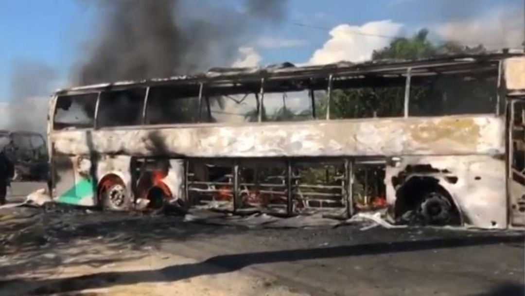 Foto: El grupo armado “Guardia Guerrerense” quemó autobuses en la carretera Zihuatanejo-Acapulco, 2 noviembre 2019