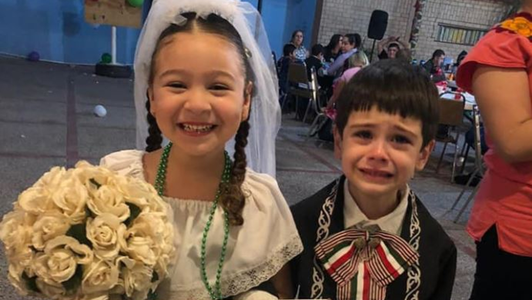 Novio no deja de llorar durante su boda en una kermés