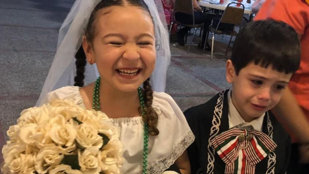Foto: Novio no deja de llorar durante su boda en una kermés escolar, 21 noviembre 2019