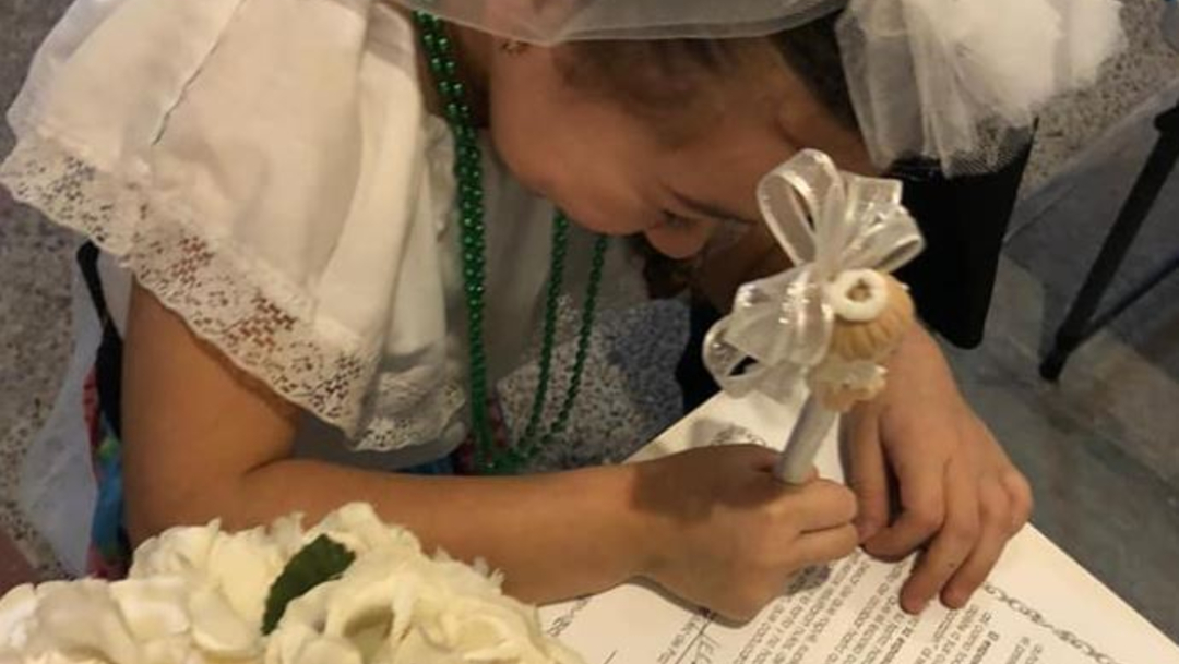 Foto: Una niña se 'casa' en una kermés escolar, 21 noviembre 2019