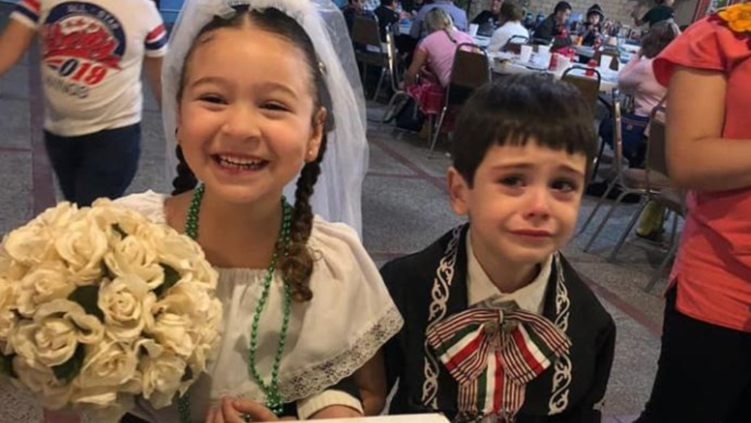 Foto: Novio no deja de llorar durante su boda en una kermés escolar, 21 noviembre 2019