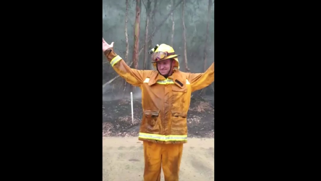 Foto: Bomberos celebran lluvia en Australia tras incendios forestales