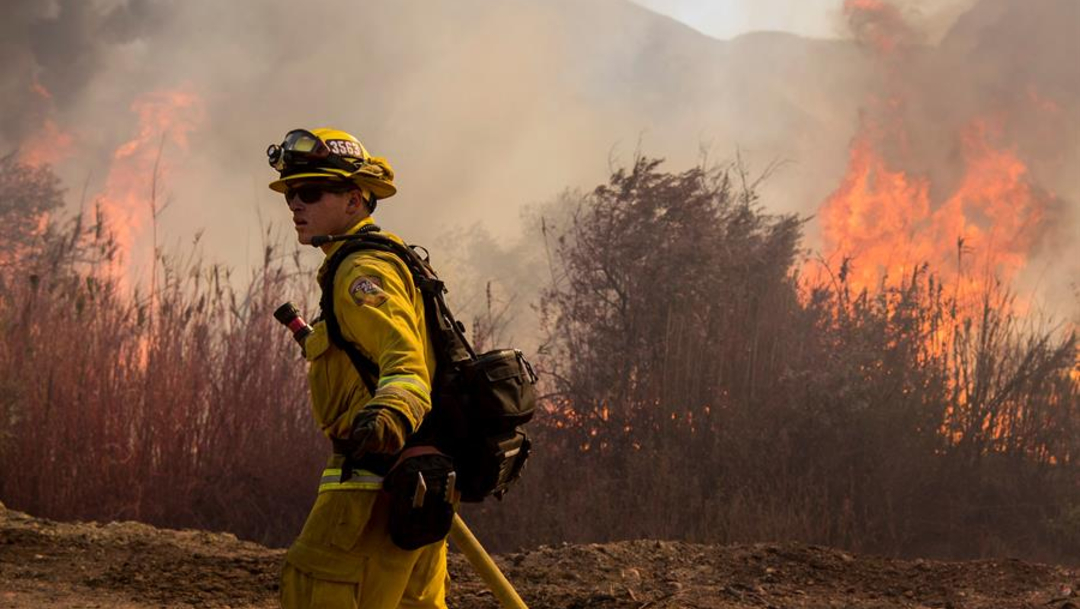Bomberos avanzan en el control de un nuevo incendio en California