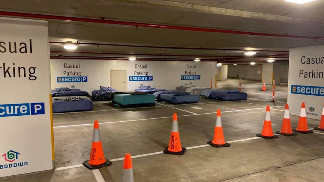 Foto Estacionamiento pone camas por las noches para los indigentes 15 noviembre 2019