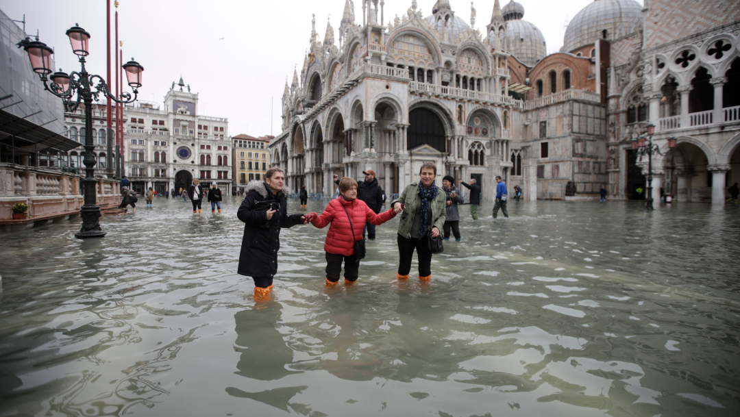 FOTO Cambio climático, causa de marea récord en Venecia, dice alcalde (AP)