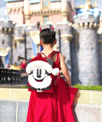 Foto: Madre cumple sueño hijo disfrazarlo princesa y llevarlo a Disneyland