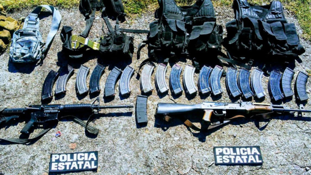Foto: En el interior del vehículo había dos armas largas tipo fusil, 16 cargadores y alrededor de 455 cartuchos útiles, 16 de noviembre de 2019 (Noticieros Televisa)