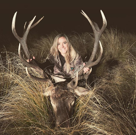 Foto Amenazan de muerte a cazadora que posa con sus presas 20 noviembre 2019