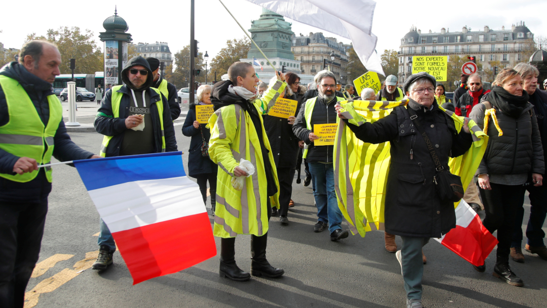FOTO "Chalecos amarillos" protestan en París, hubo enfrentamientos y detenidos (Reuters)