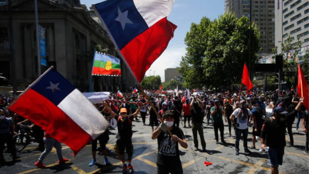 Foto: Bloqueos de rutas, concentraciones en tribunales, marchas y un gran cacerolazo nacional son las convocatorias para este ‘superlunes’ de protestas sociales en Chile