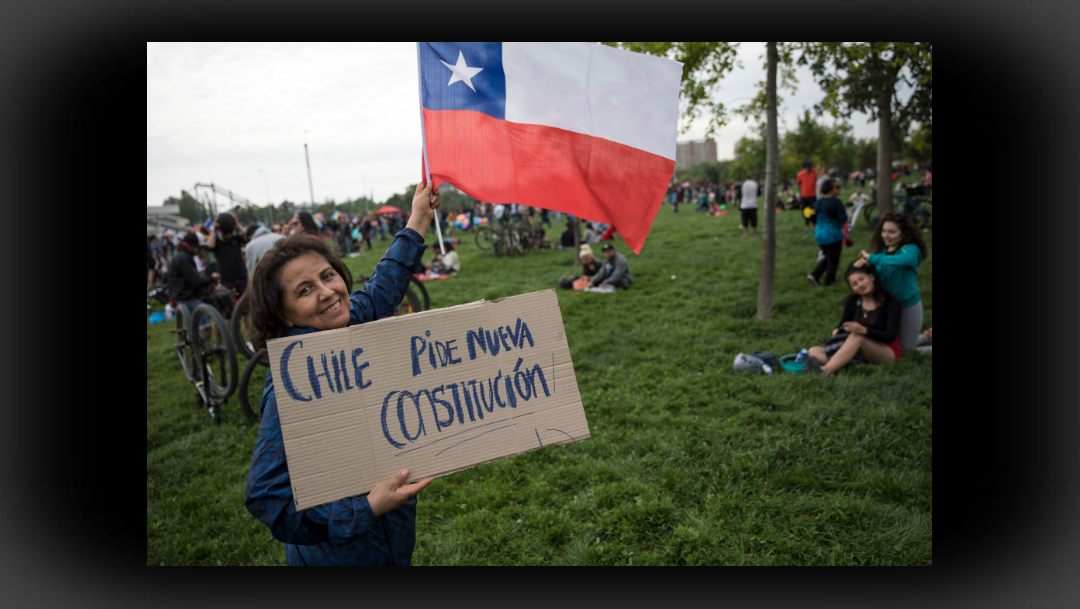 FOTO Chile acuerda histórico proceso para reemplazar Constitución, Bolsa se recupera (AP)