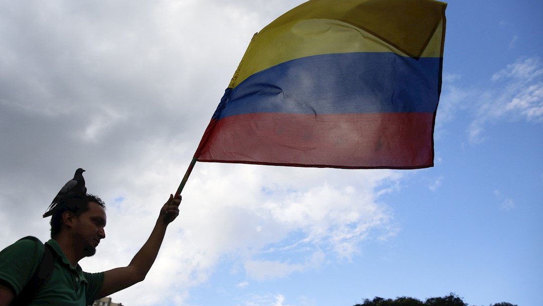 Foto: Una persona sostiene una bandera de Colombia, 23 noviembre 2019