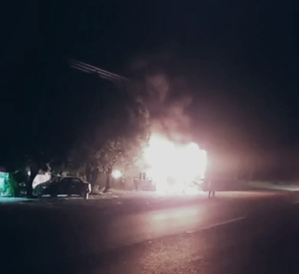 FOTO Comando armado incendia dos tráileres en Iguala, Guerrero