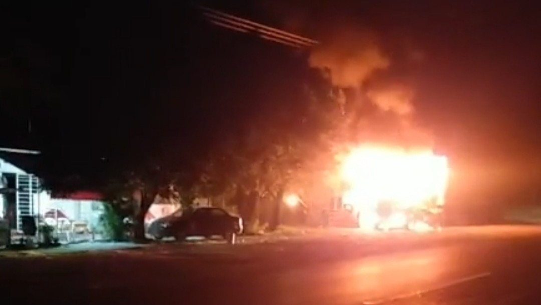FOTO Comando armado incendia dos tráileres en Iguala, Guerrero