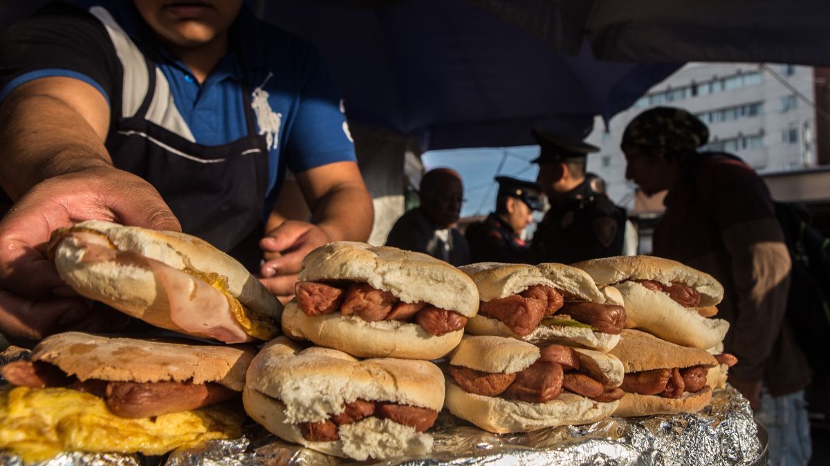 Miles de capitalinos acostumbran comer en puestos callejeros