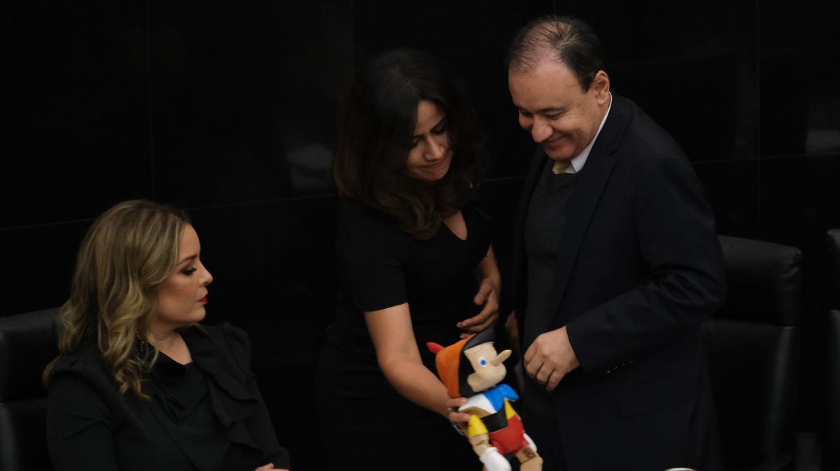 Senadores regalan 'pinocho' a Durazo por fallido operativo en Culiacán