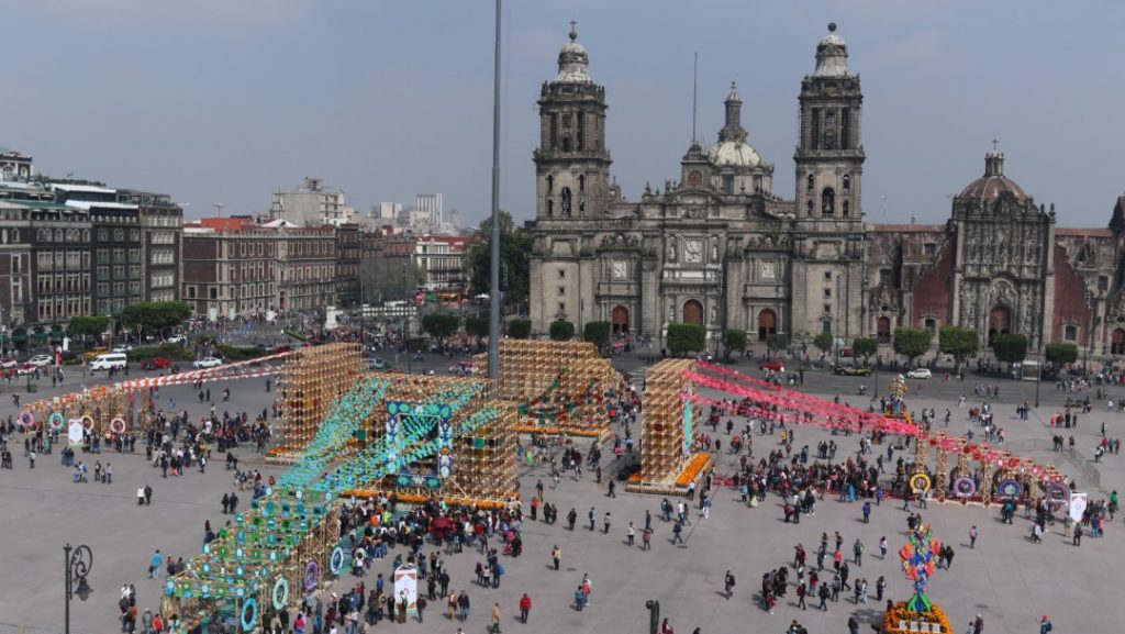FOTO Con ofrendas, alumbradas y música, se celebra Día de Muertos en México. (Crisanta Espinosa Aguilar, Francisco Balderas, Mario Jasso, Isabel Mateos –