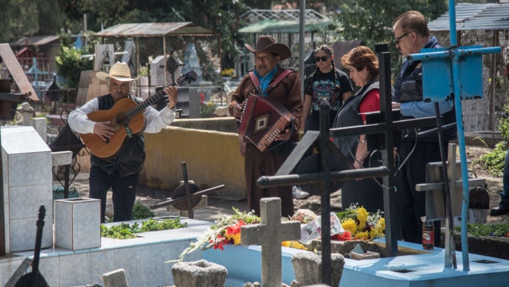  FOTO Con ofrendas, alumbradas y música, se celebra Día de Muertos en México. (Crisanta Espinosa Aguilar, Francisco Balderas, Mario Jasso, Isabel Mateos –