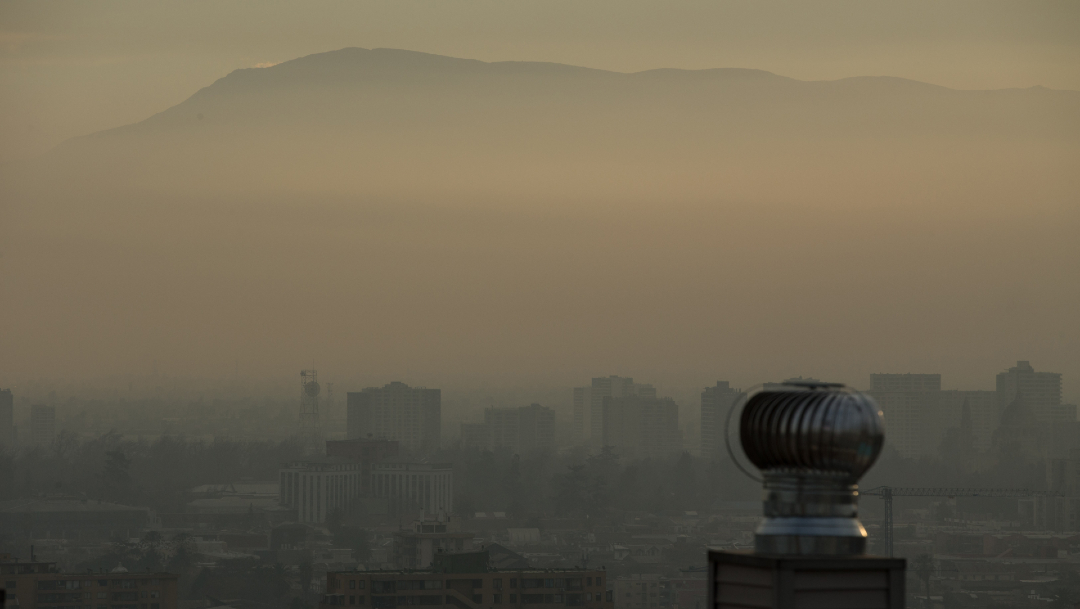 FOTO Reconfiguran bacteria común para que "coma" dióxido de carbono; en la imagen, contaminación atmosférica en Santiago de Chile (EFE 19 julio 2019)