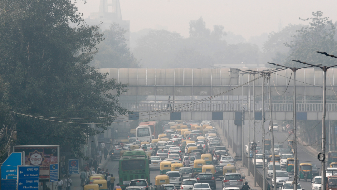 FOTO Por contaminación, cierran escuelas de Nueva Delhi por 2 días (AP)