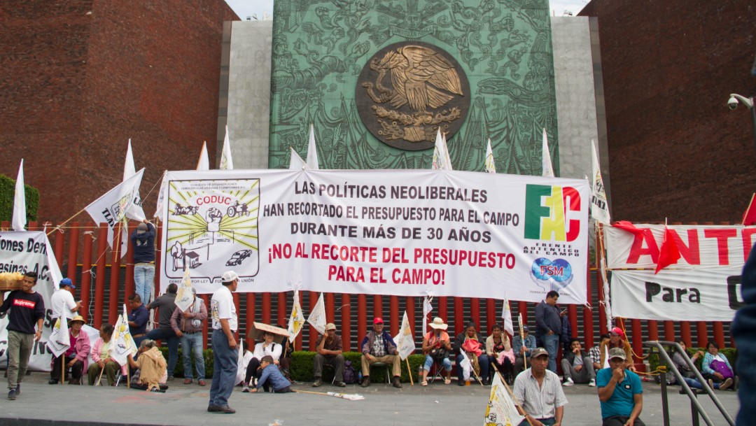 Foto: Continúa bloqueo de campesinos a Cámara de Diputados