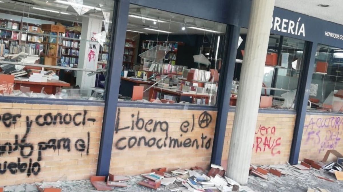 Encapuchados vandalizan librería de la UNAM.