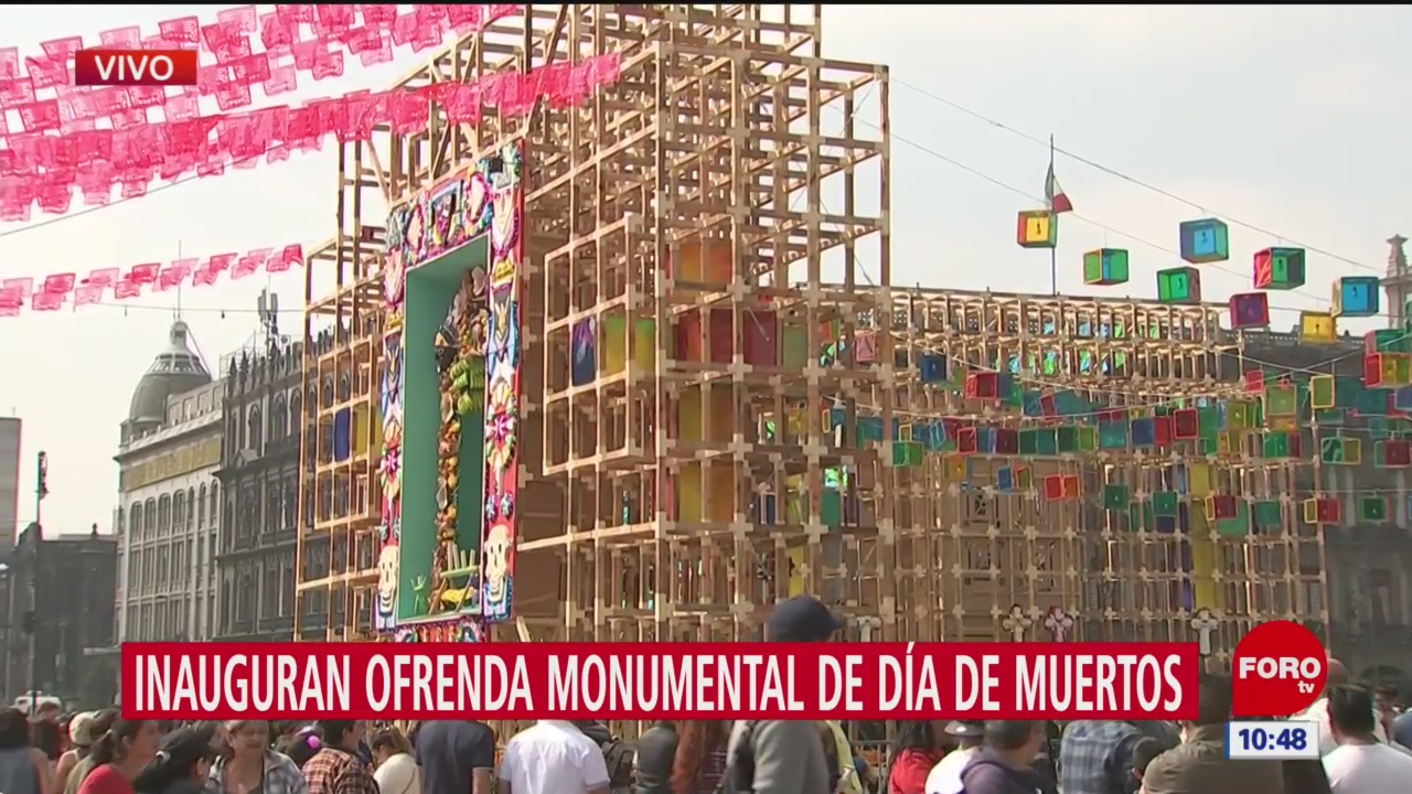 FOTO:Decenas de personas visitan megaofrenda Altar de Altares en el Zócalo CDMX, 1 noviembre 2019