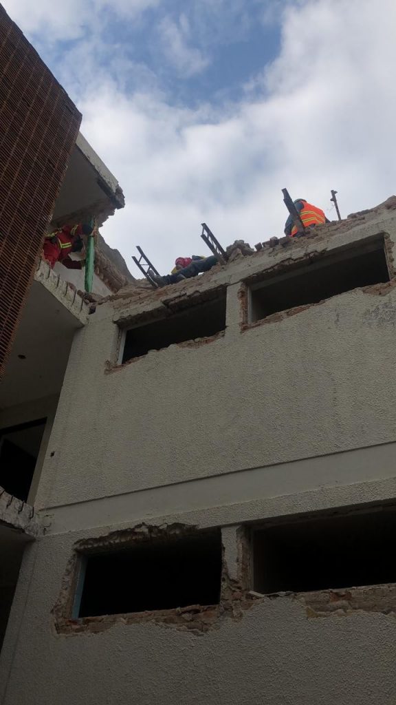 Derrumbe en edificio de Guadalajara deja un muerto
