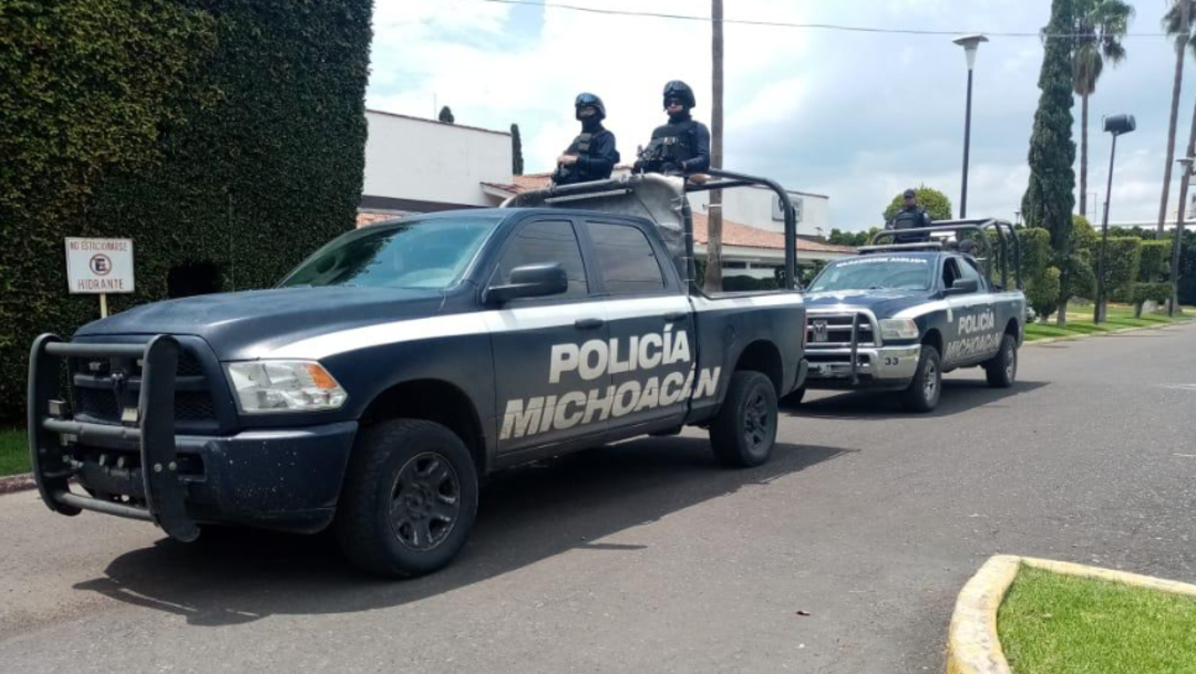 Detienen a tres sujetos con armas y droga en Uruapan, Michoacán