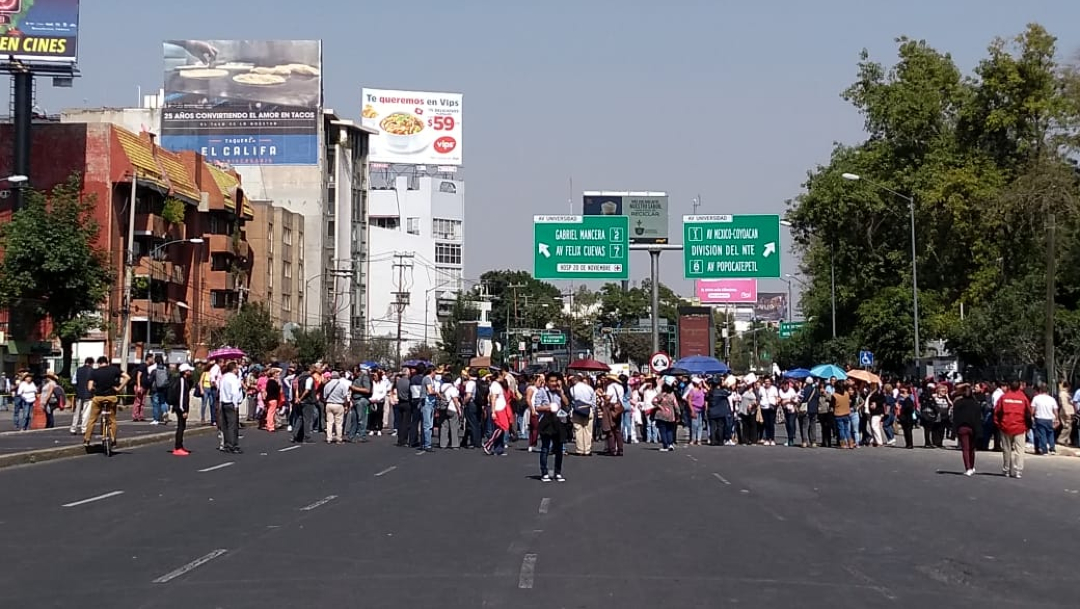 Foto: Continúa bloqueo de trabajadores de la SEP en avenida Universidad, 27 de noviembre de 2019 (S. Servín)
