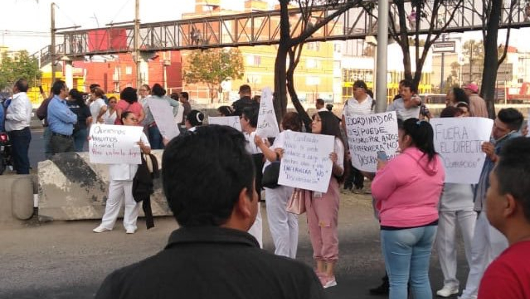 Foto: Enfermeras y policías riñen por bloqueo en calzada Ignacio Zaragoza, 27 de noviembre de 2019 (Twitter @ElGritonDigital)