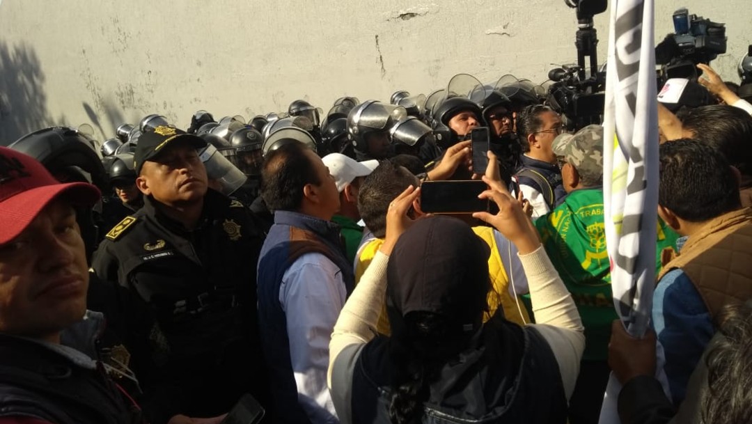 Foto: Empujones entre campesinos y policías en Cámara de Diputados