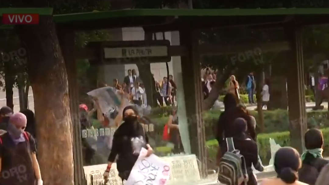 Previo a marcha feminista, encapuchadas vandalizan estaciones del Metrobús en Reforma