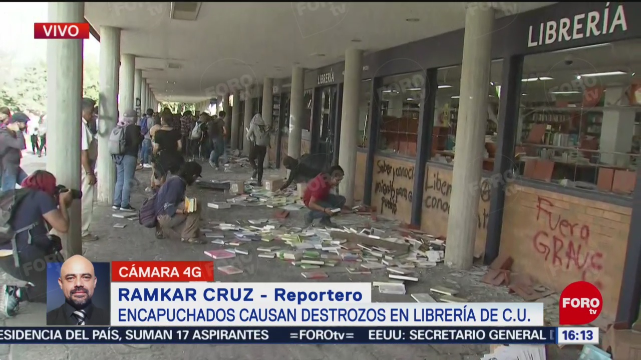 FOTO: Encapuchados destrozan librería CU