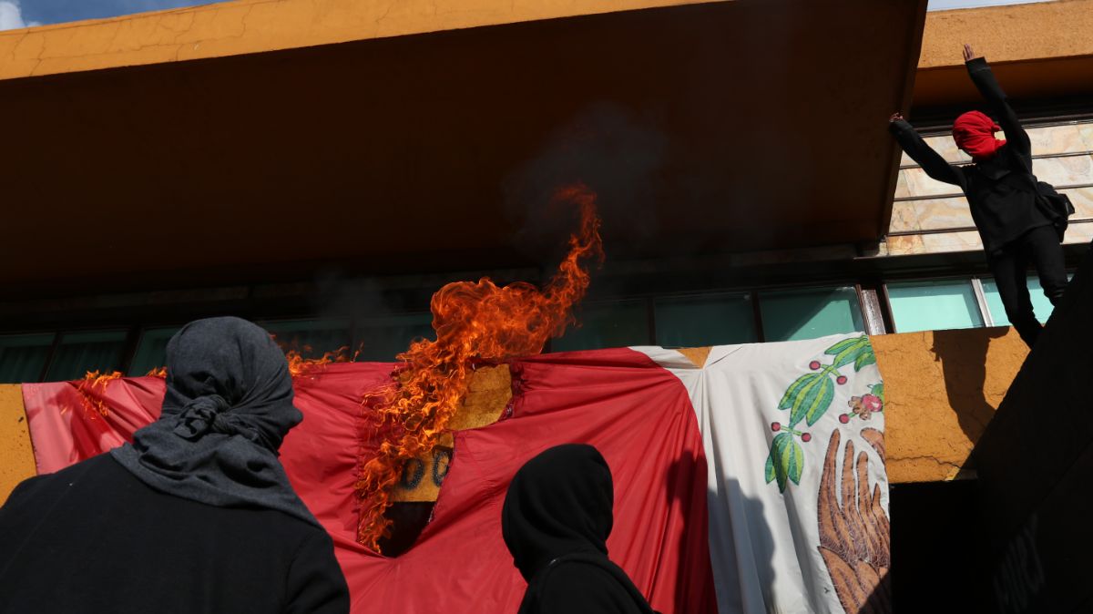 Foto: Los encapuchados quemaron la bandera de México frente a la Rectoría de la UNAM. FOROtv.