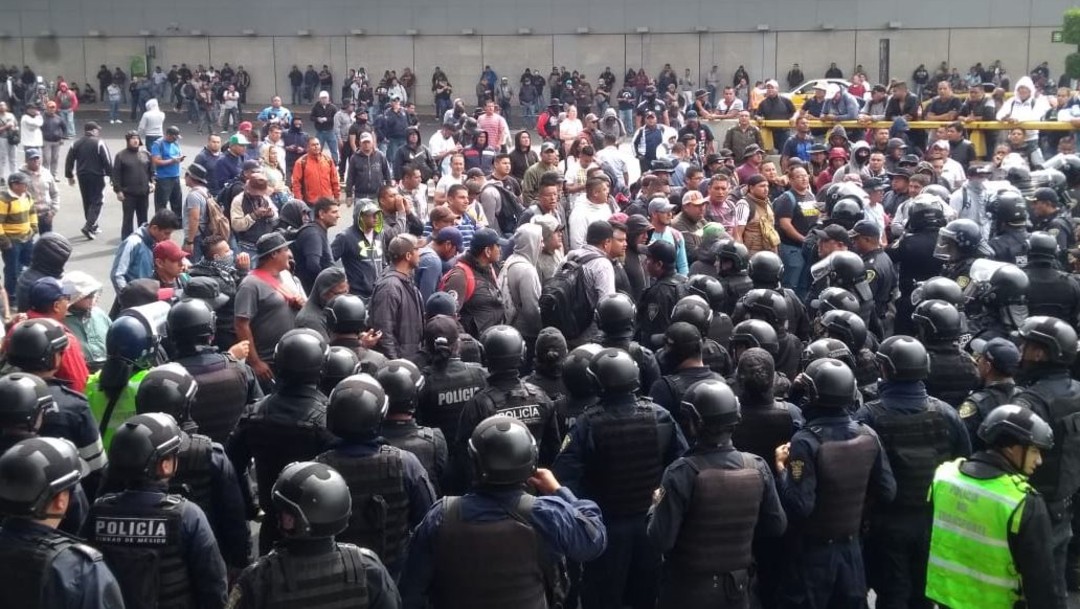 Foto: Policías federales se enfrentan con oficiales capitalinos frente al Aeropuerto Internacional de la CDMX, el 12 de noviembre de 2019 (Samuel Servín)