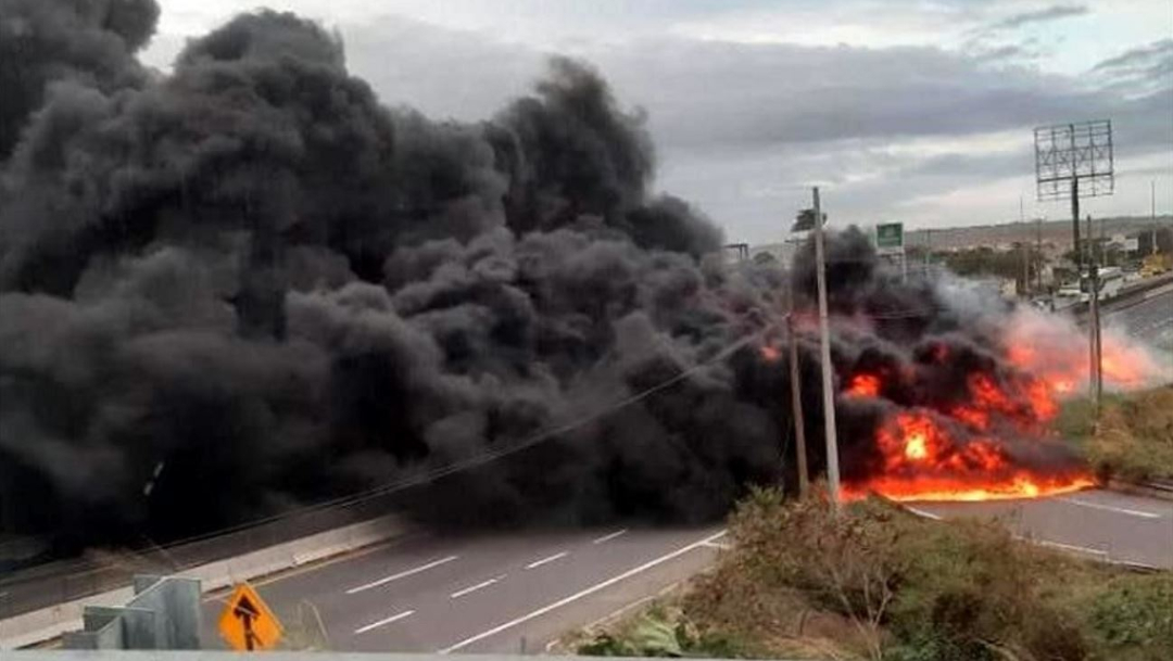 Foto: Estalla pipa cargada con combustible tras volcarse en la carretera Veracruz-Cardel, 15 noviembre 2019