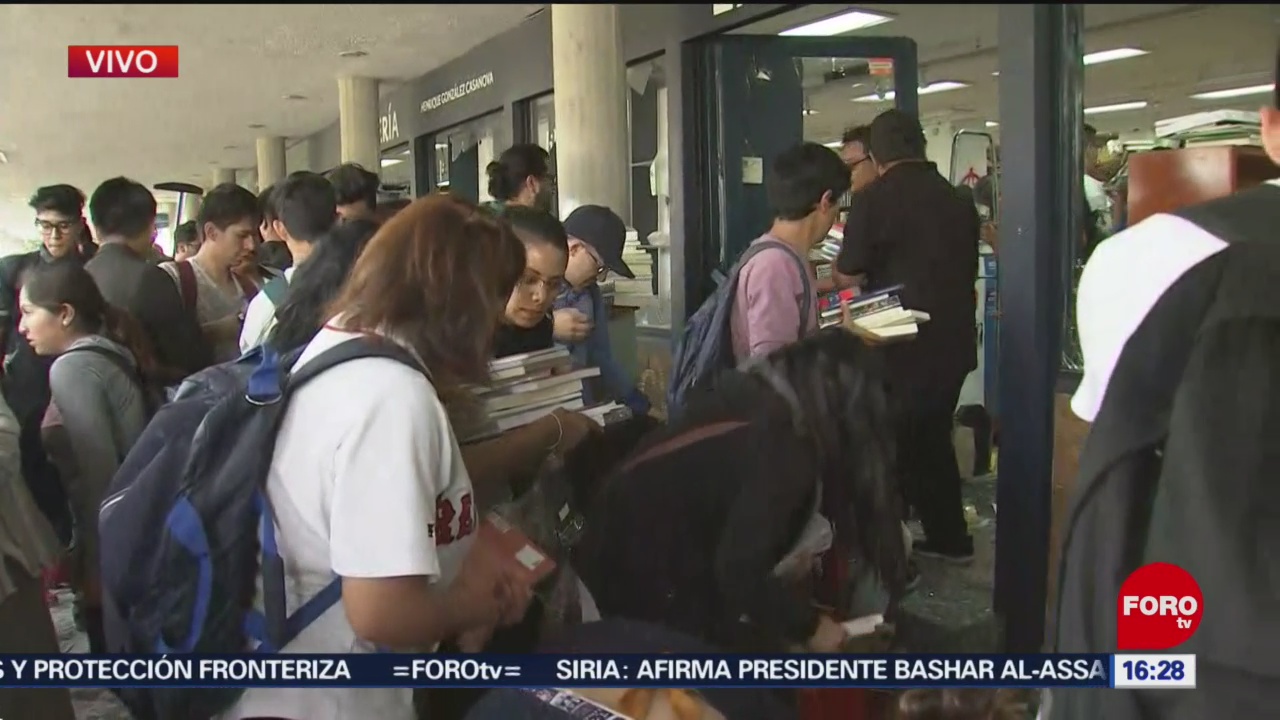 FOTO: Estudiantes ayudan regresar libros tras destrozos encapuchados Rectoría,