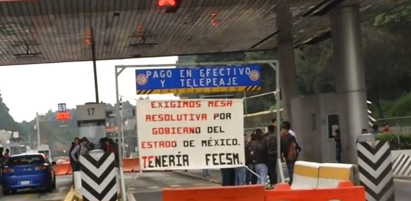 Normalistas del Edomex toman la caseta México-Toluca