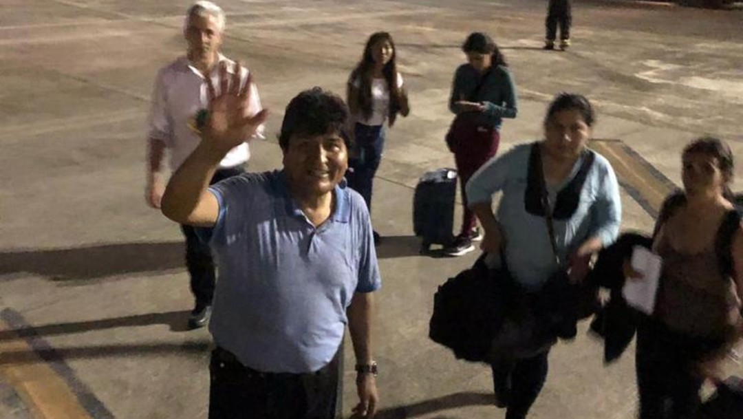 FOTO Evo Morales aterriza en Paraguay para abastecer la aeronave mexicana de combustible