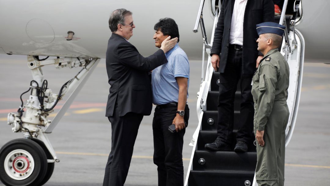 Foto: Marcelo Ebrard, el canciller de México (izq) recibe al expresidente de Bolivia, Evo Morales (der), el 12 de noviembre de 2019 (Reuters)