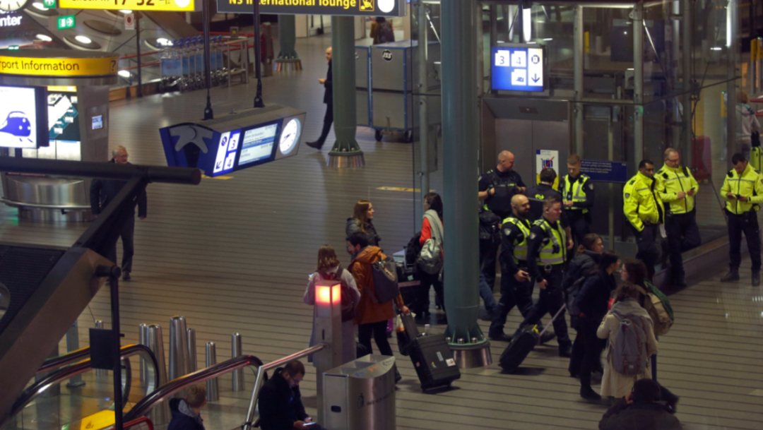 Foto: Policía de Ámsterdan resguarda el Aeropuerto Schiphol, 6 de noviembre de 2019 (AP)